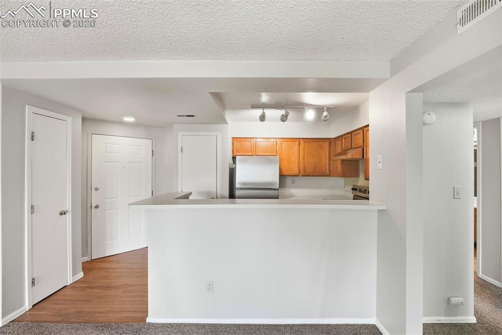 Image 11 of 24: Kitchen