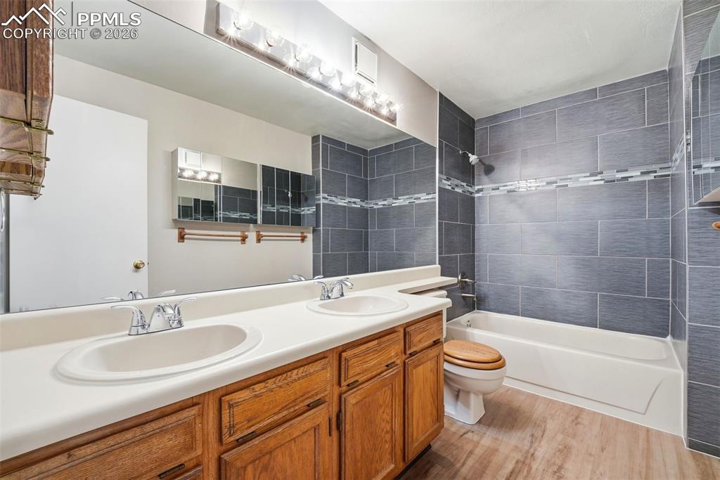 Image 20 of 24: Bathroom