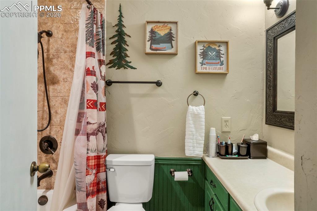 Image 19 of 38: Bathroom