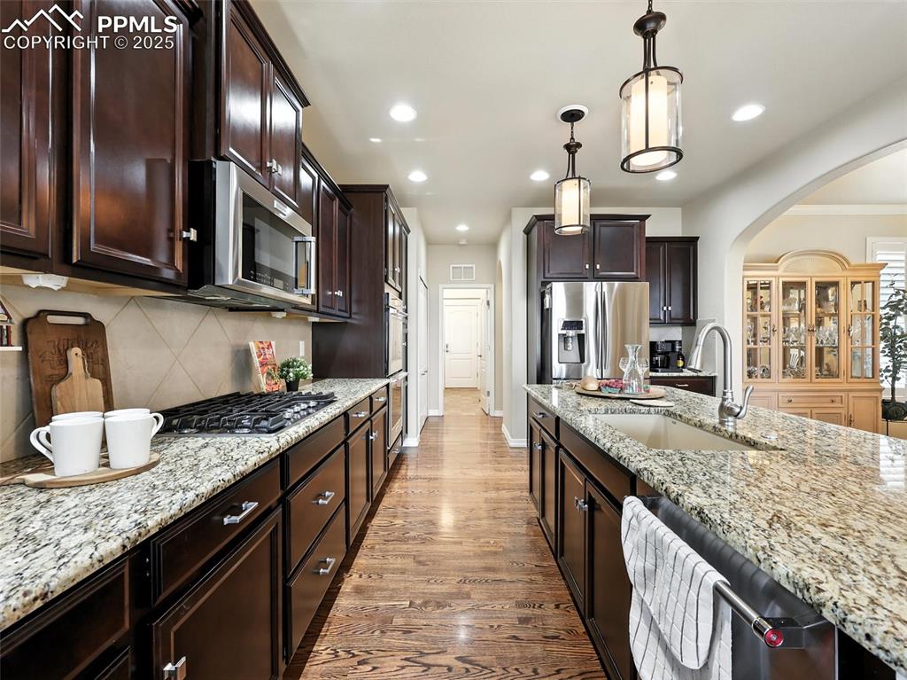 Image 10 of 50: Kitchen