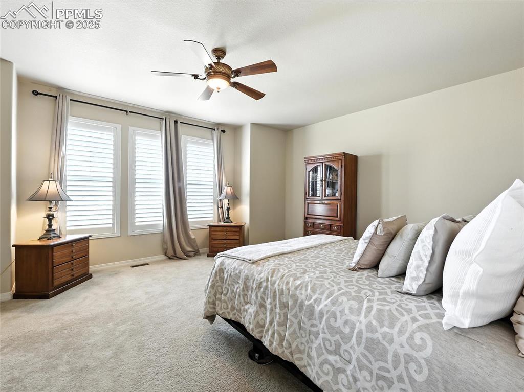 Image 18 of 50: Bedroom