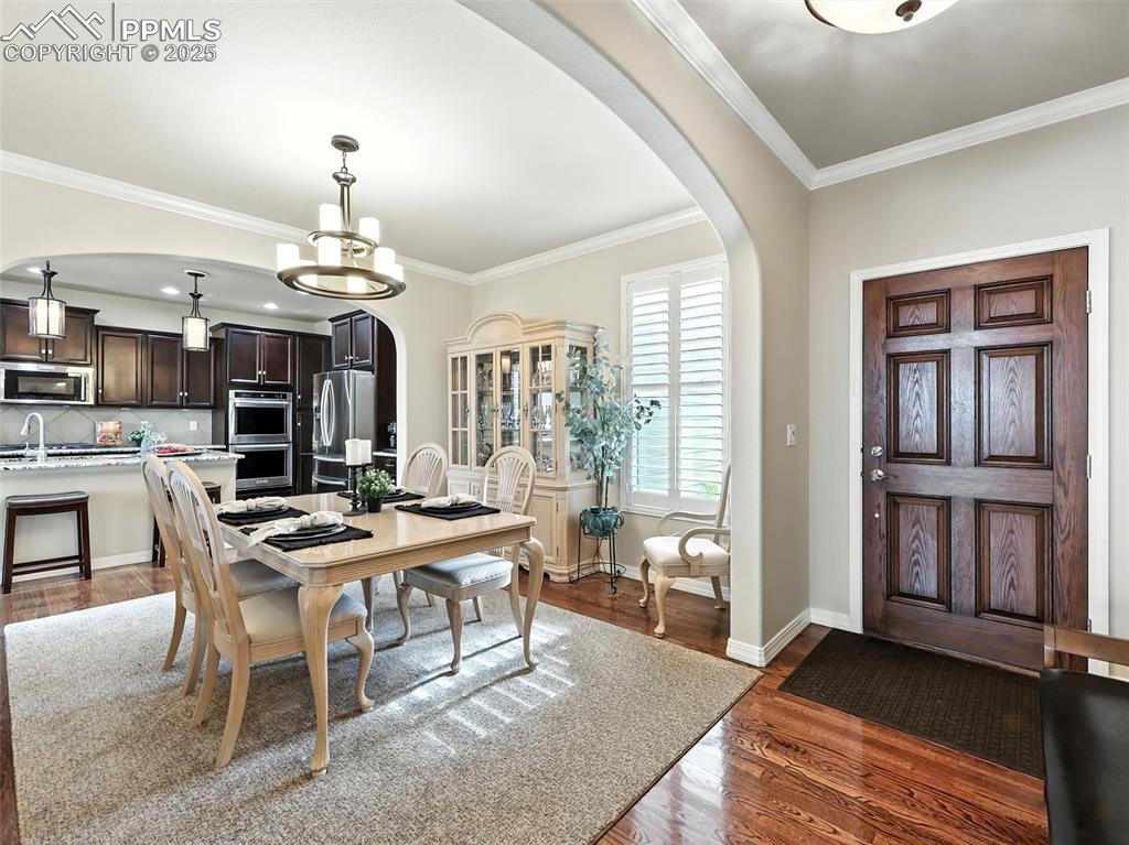 Image 4 of 50: Dining Area