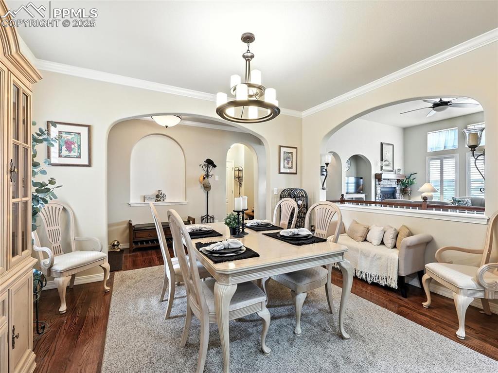 Image 5 of 50: Dining Area