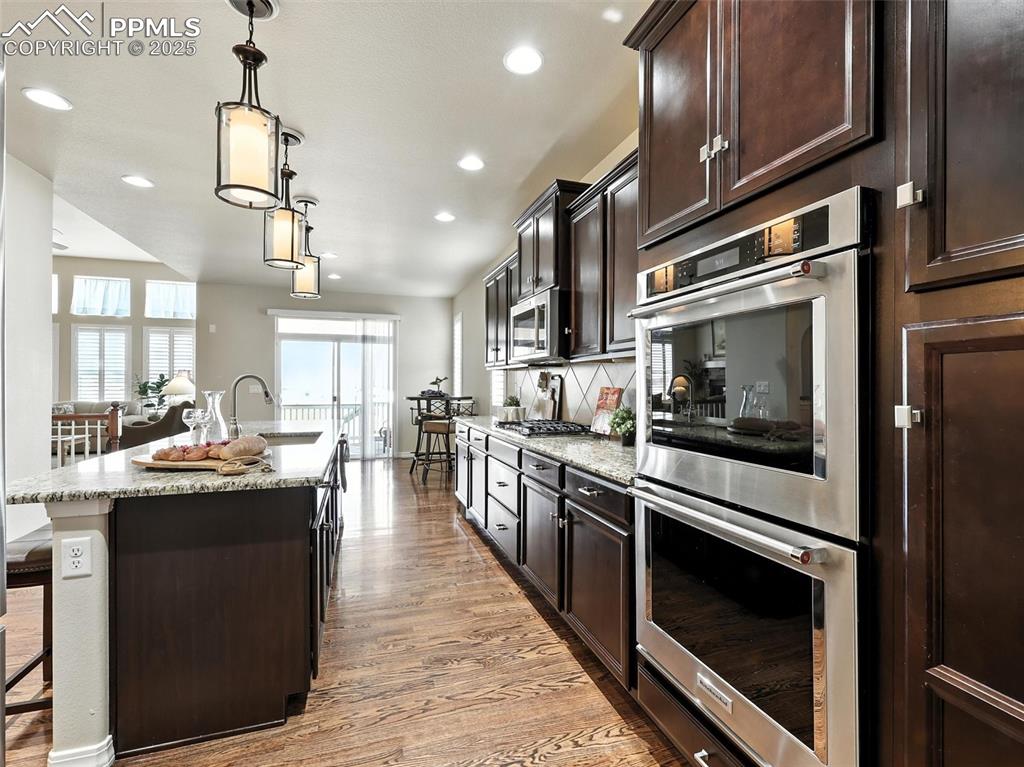 Image 7 of 50: Kitchen