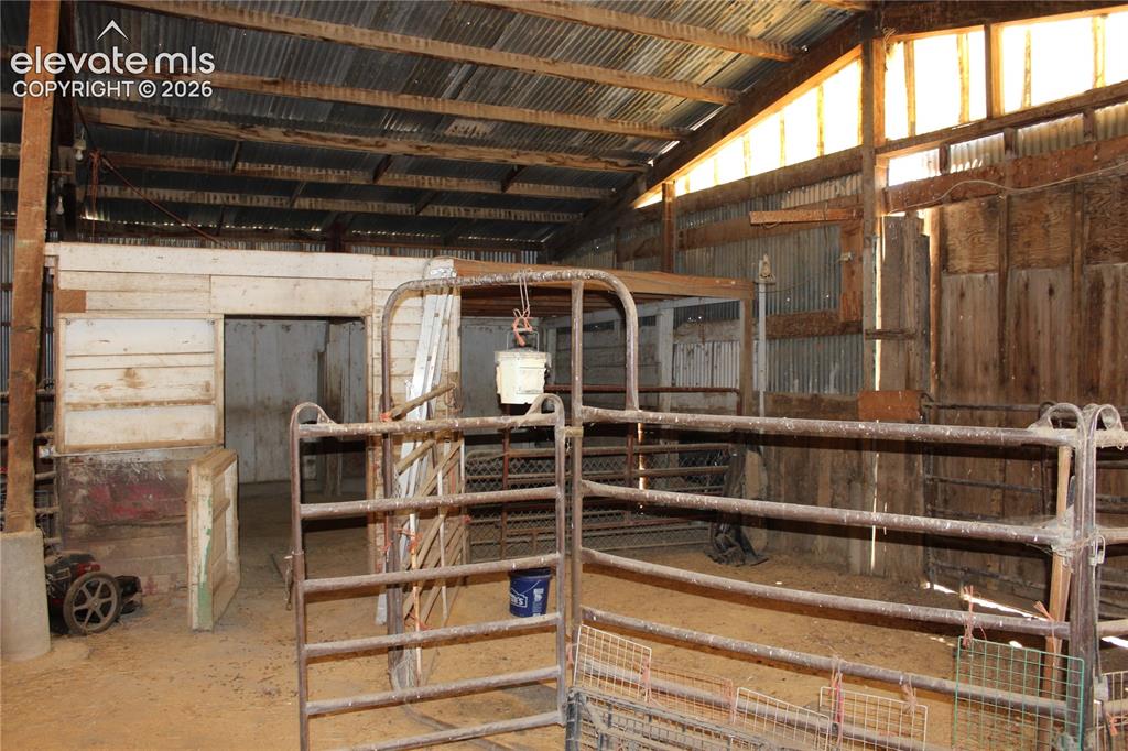 Image 33 of 48: Stable