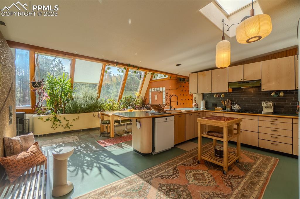 Image 13 of 43: Kitchen