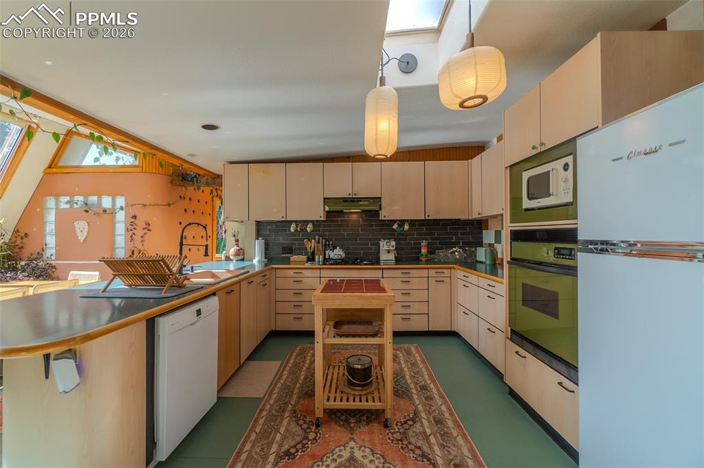 Image 14 of 43: Kitchen