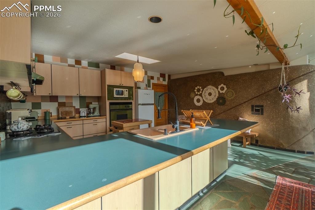 Image 15 of 43: Kitchen