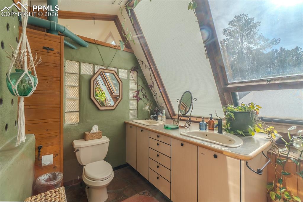 Image 17 of 43: Bathroom