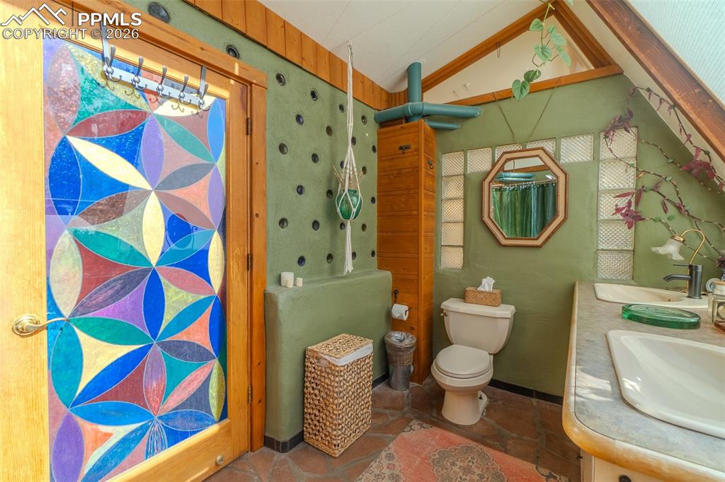 Image 18 of 43: Bathroom