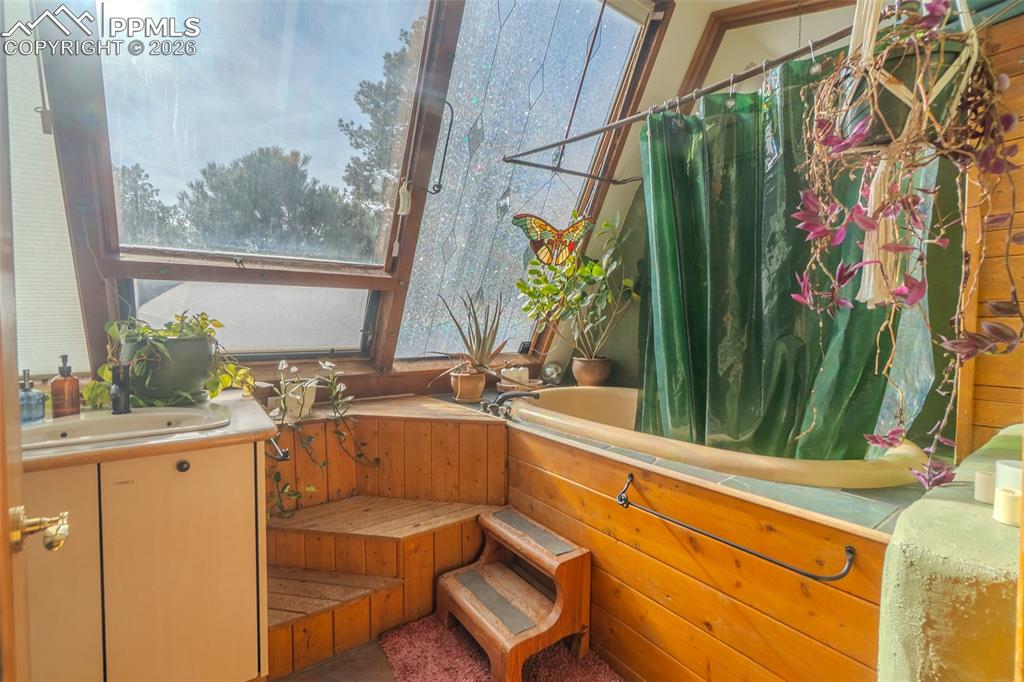 Image 19 of 43: Bathroom