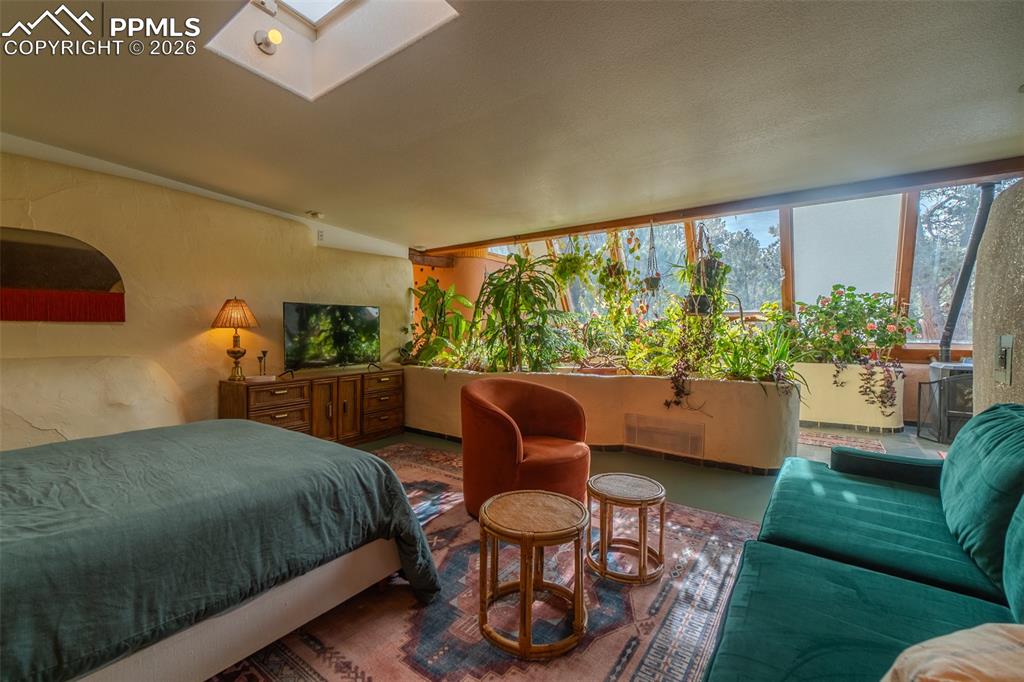 Image 23 of 43: Bedroom