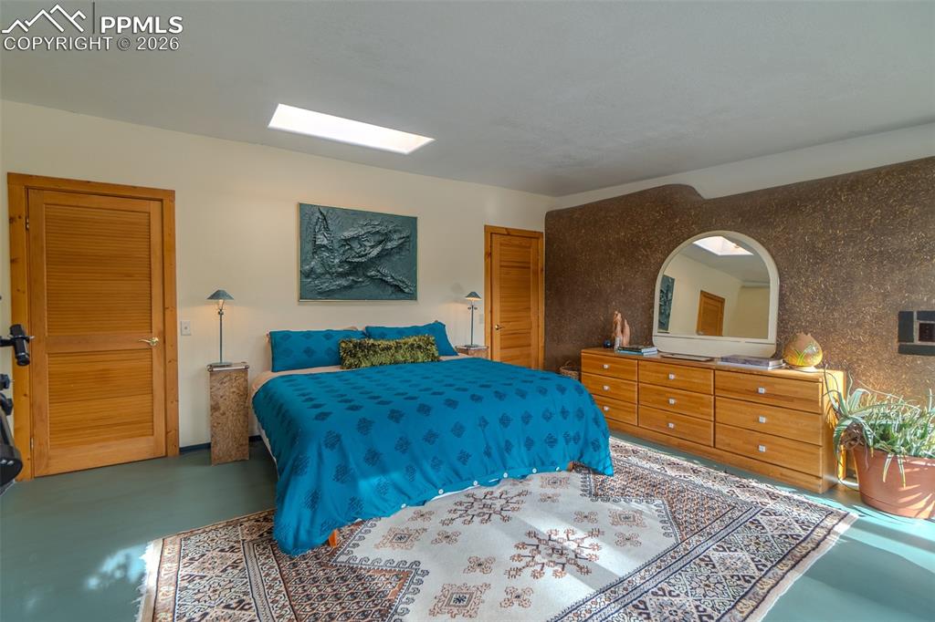 Image 26 of 43: Bedroom