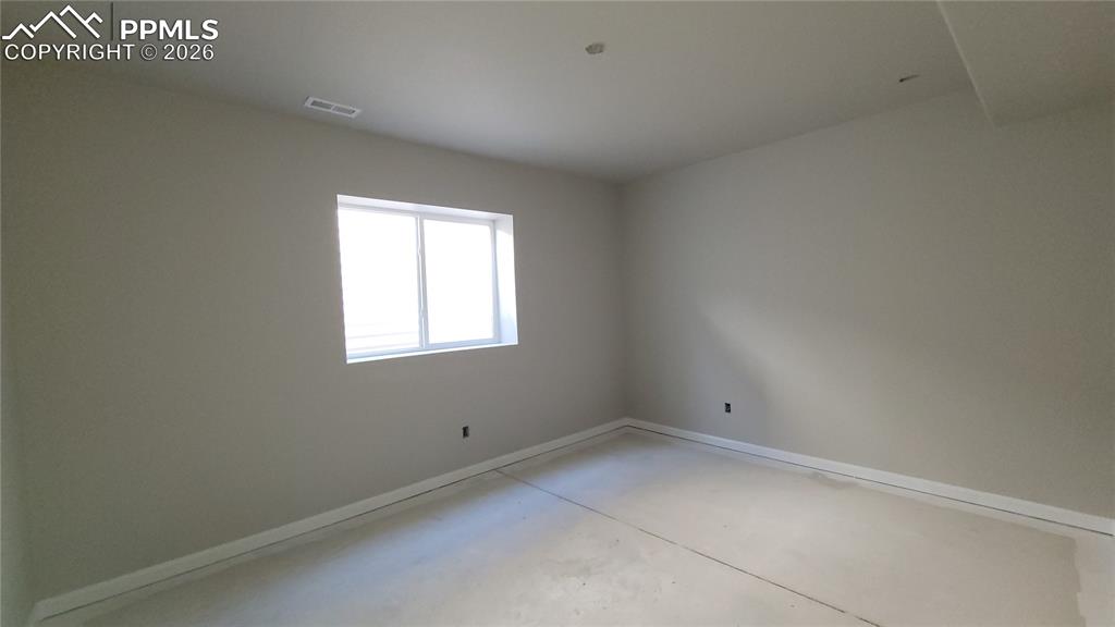 Image 19 of 23: Bedroom