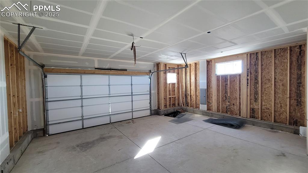 Image 22 of 23: Garage