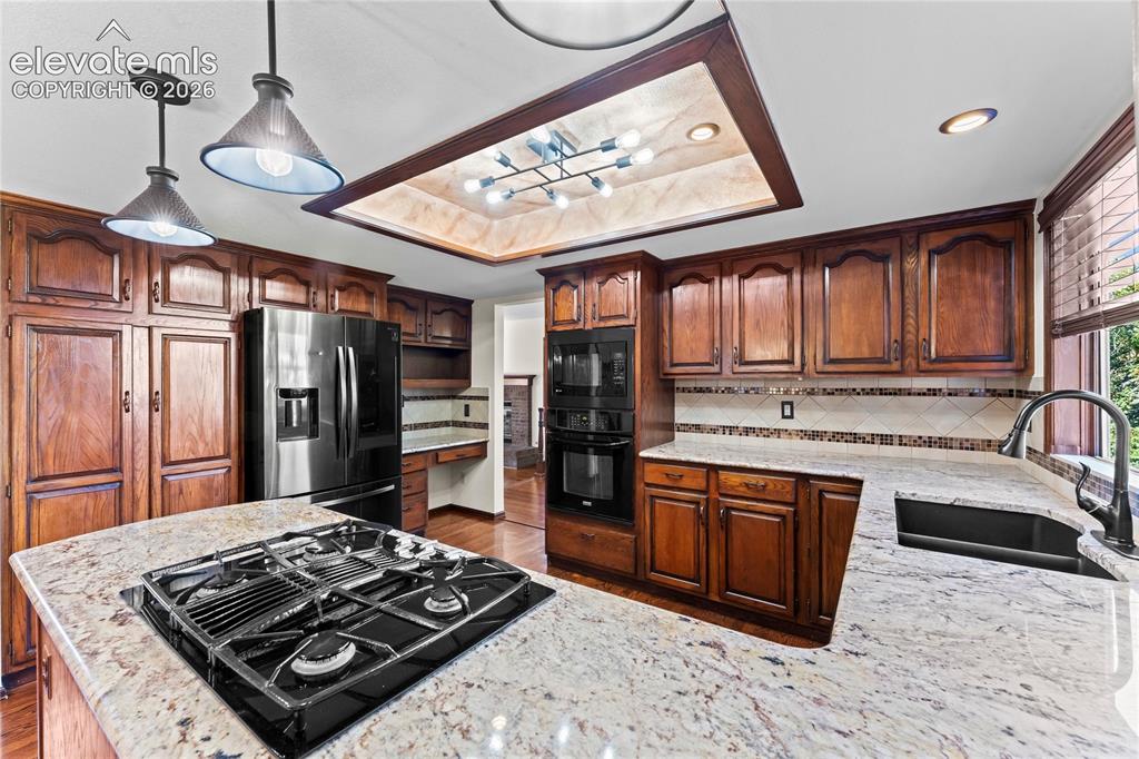 Image 30 of 46: Kitchen