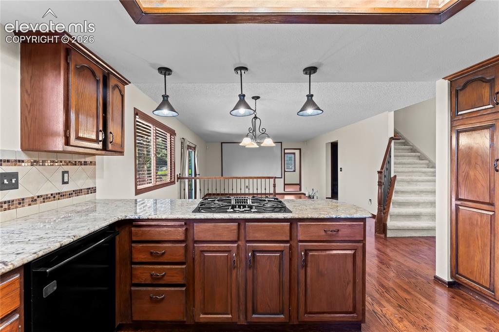 Image 32 of 46: Kitchen