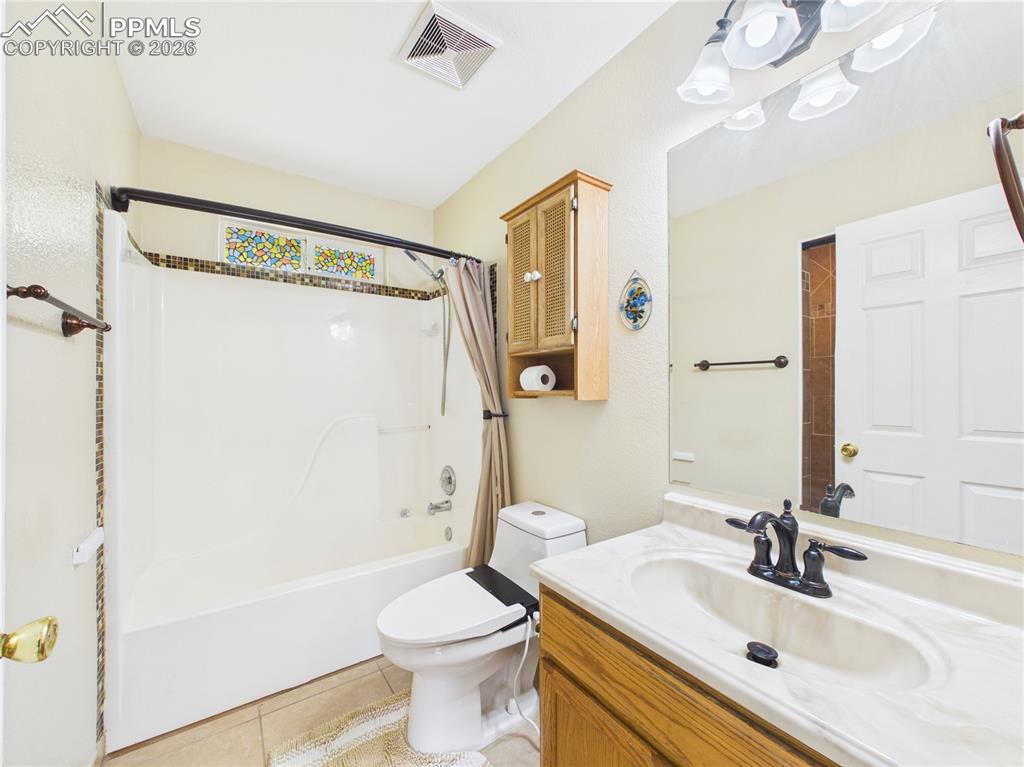 Image 15 of 36: Bathroom