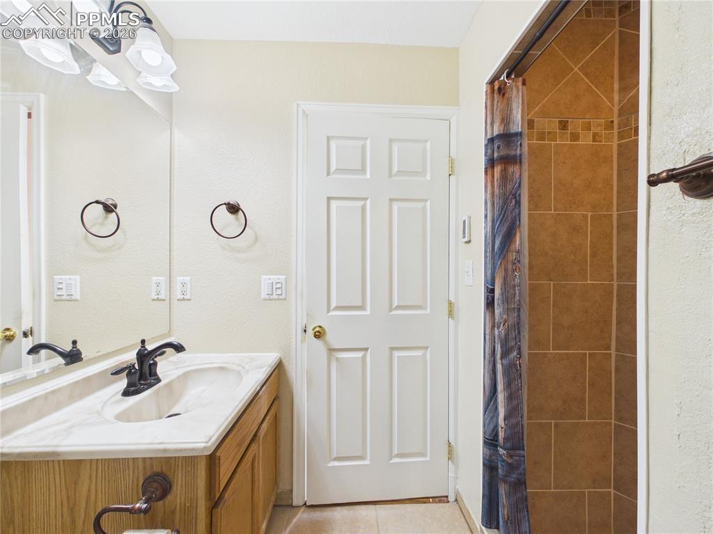 Image 16 of 36: Bathroom