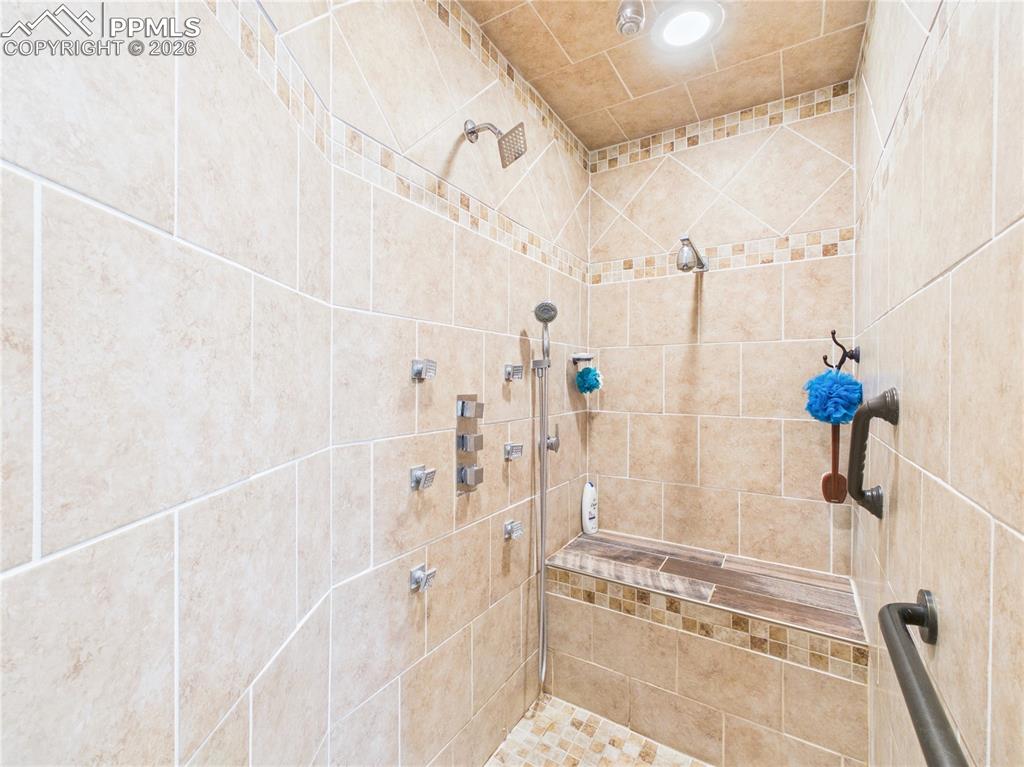 Image 17 of 36: Bathroom