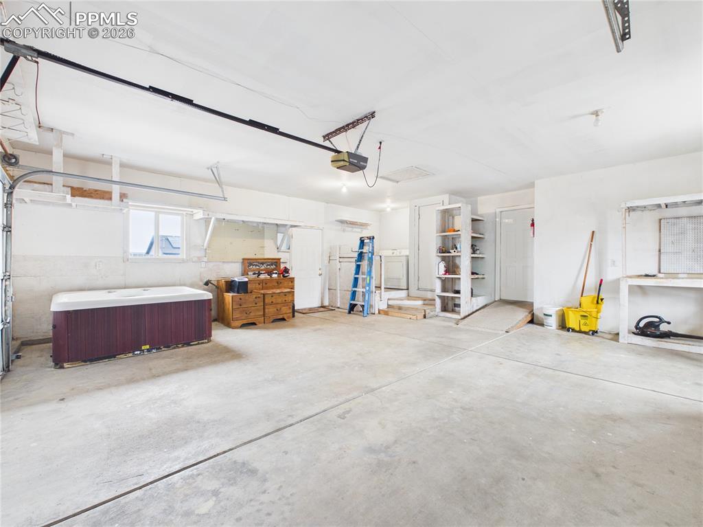 Image 24 of 36: Garage