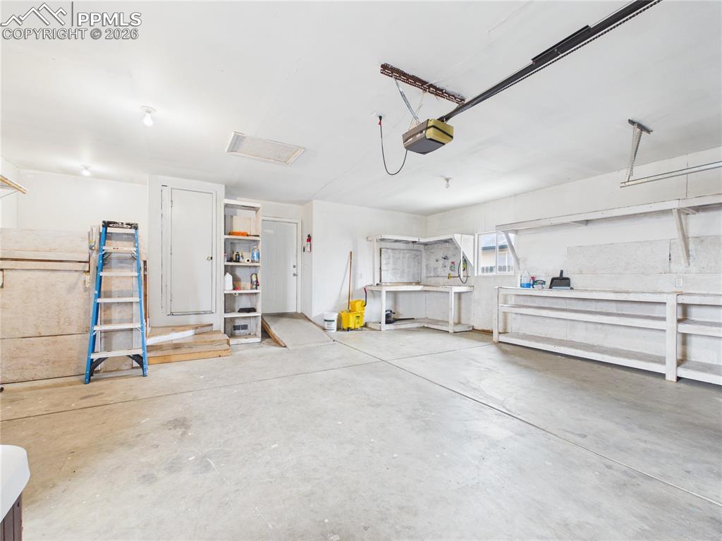 Image 25 of 36: Garage