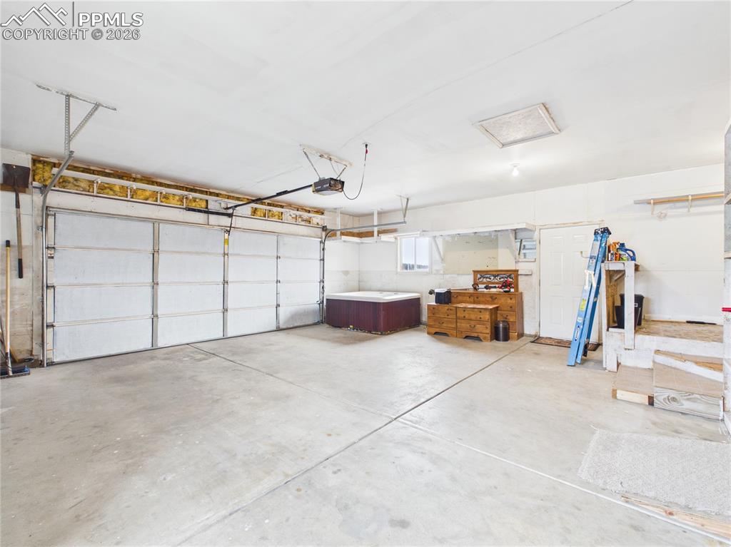 Image 26 of 36: Garage