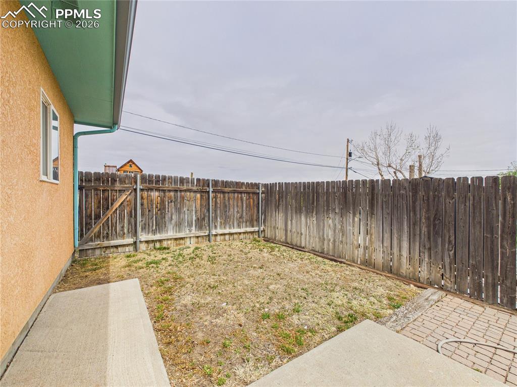 Image 29 of 36: Yard