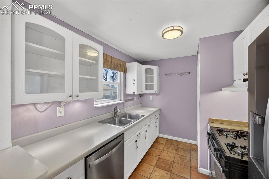 Image 13 of 48: Kitchen