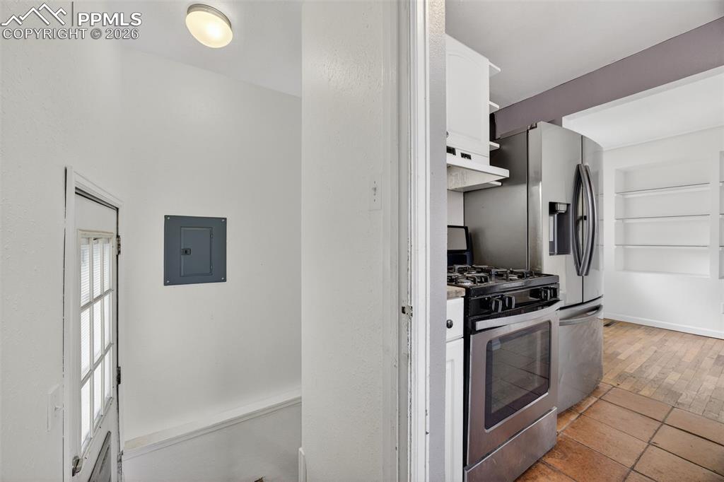 Image 16 of 48: Kitchen