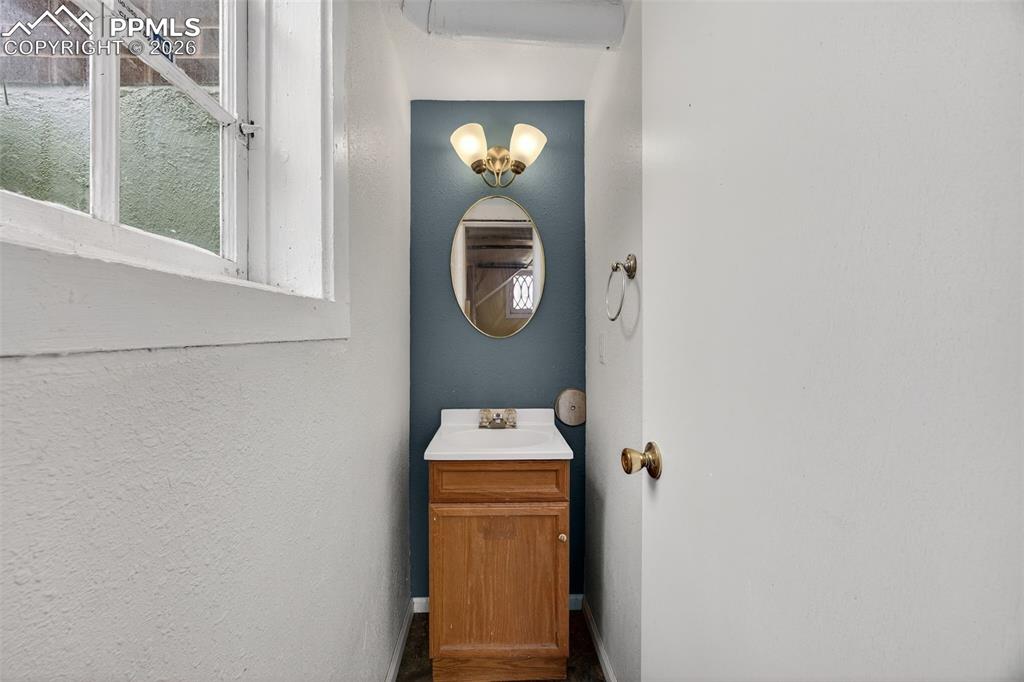 Image 26 of 48: Bathroom