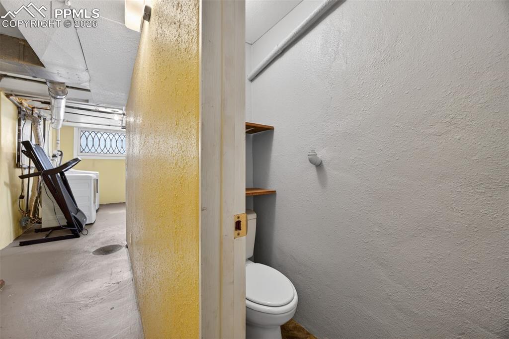 Image 27 of 48: Bathroom