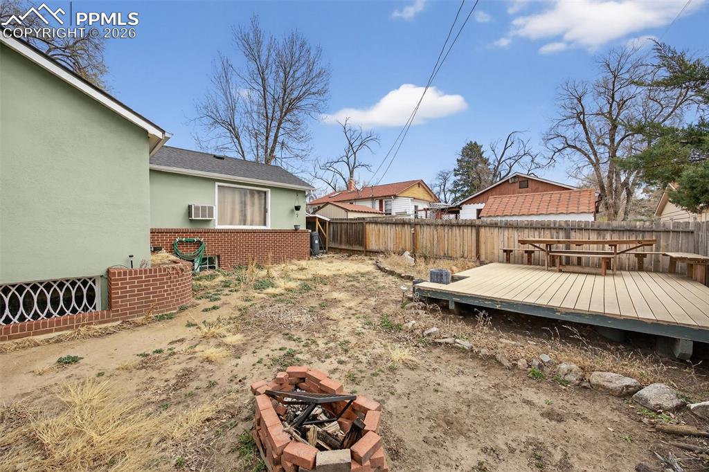 Image 32 of 48: Yard