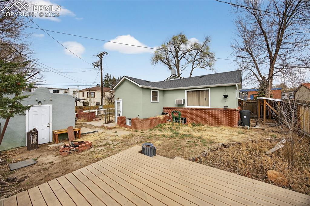 Image 33 of 48: Deck