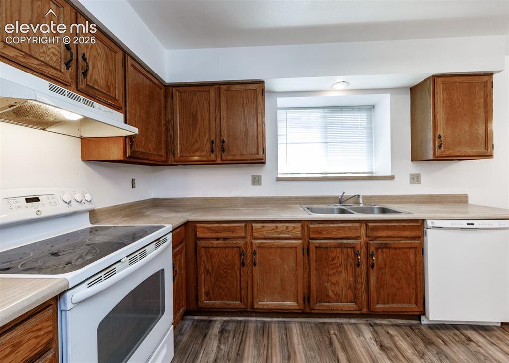 Image 14 of 50: Kitchen