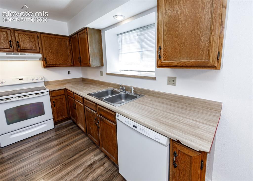 Image 15 of 50: Kitchen