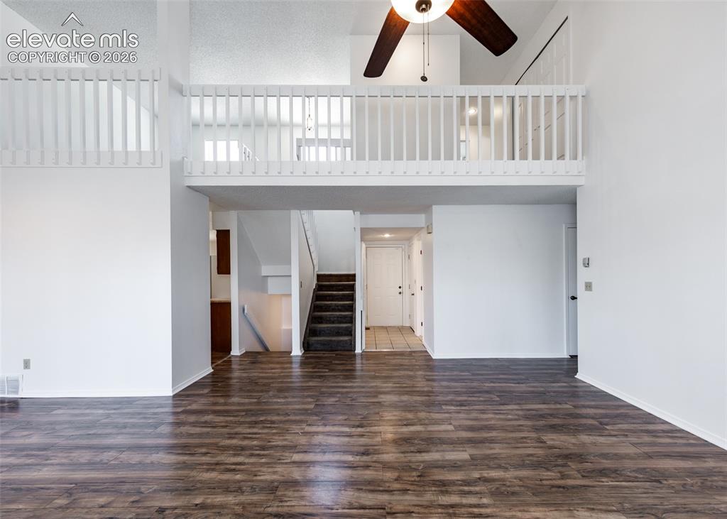 Image 8 of 50: Living Room