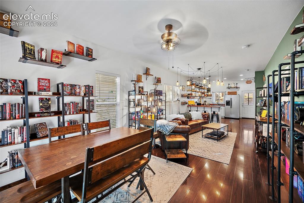 Image 18 of 35: Dining Area