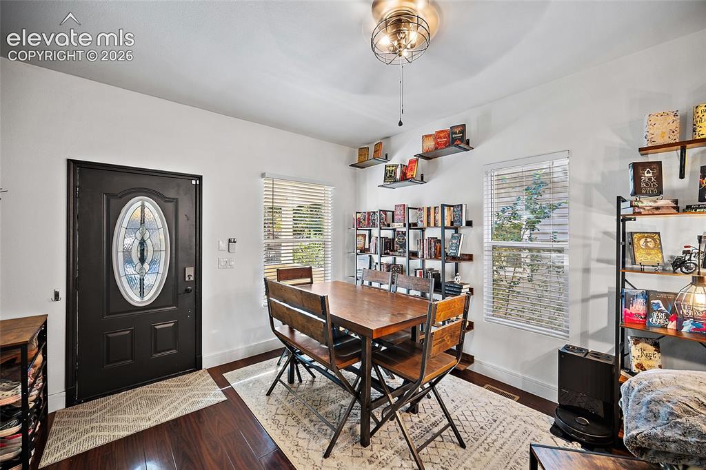 Image 19 of 35: Dining Area