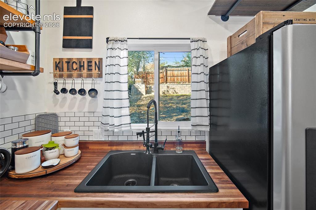 Image 7 of 35: Kitchen