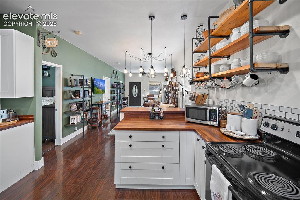 Image 9 of 35: Kitchen