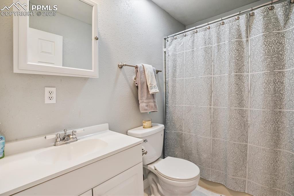 Image 19 of 29: Secondary bathroom