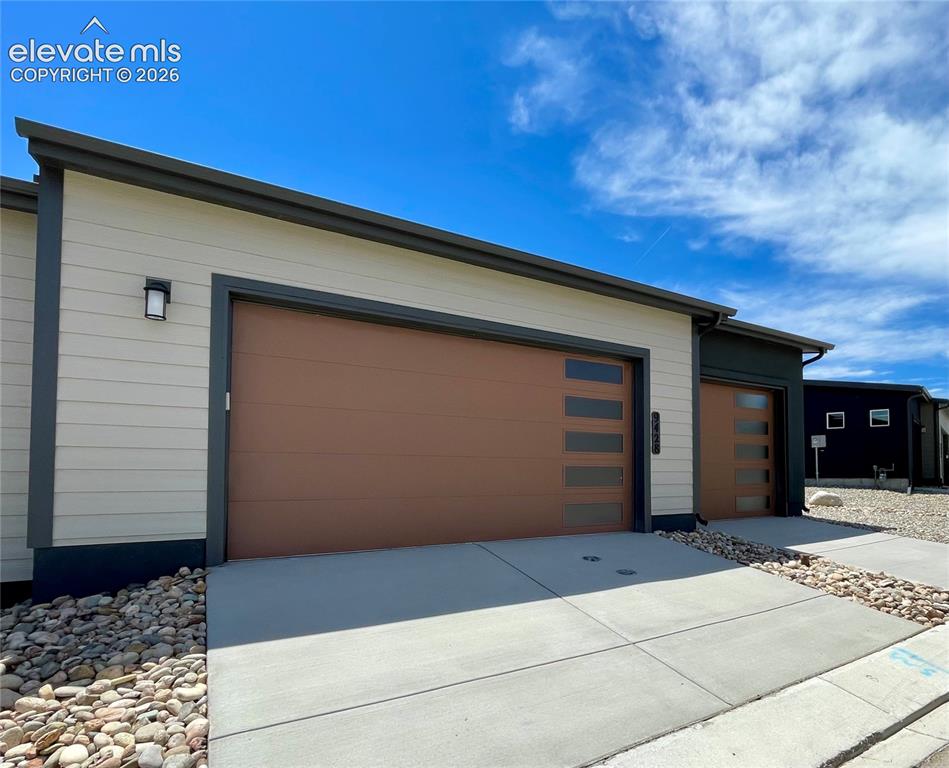 Image 16 of 23: Garage