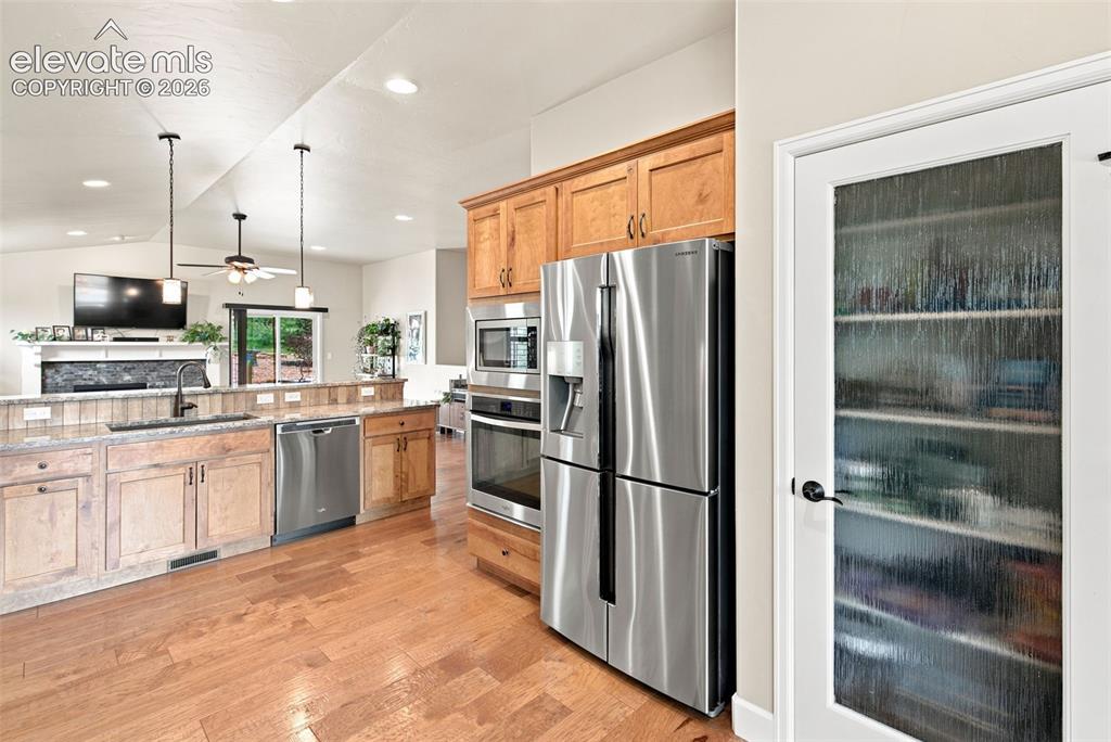 Image 7 of 49: Kitchen