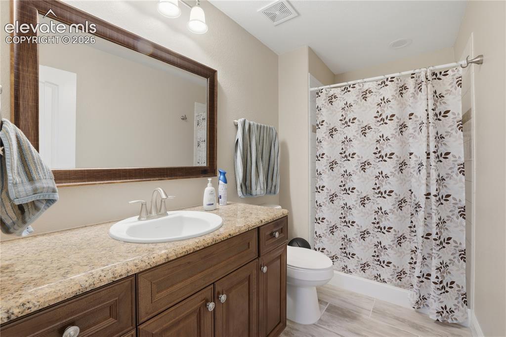 Image 21 of 38: Bathroom