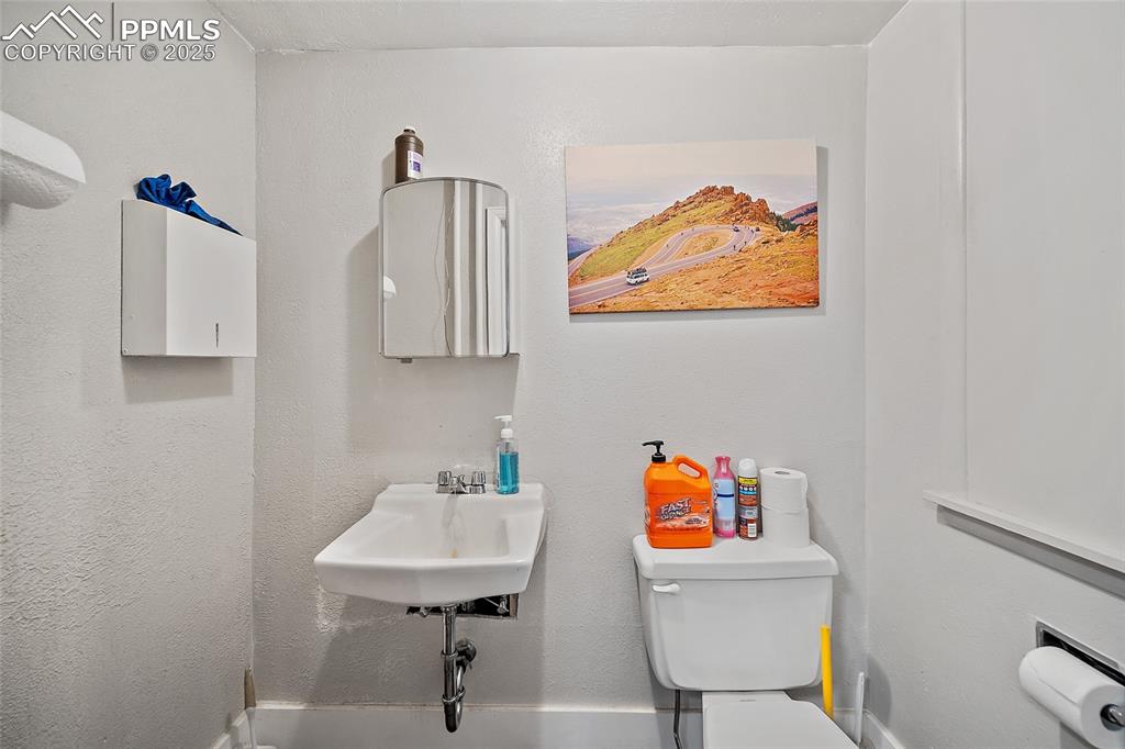 Image 11 of 50: Bathroom