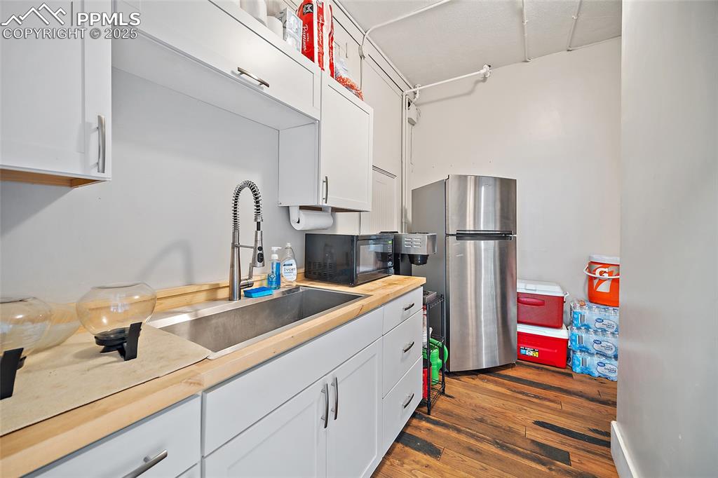 Image 12 of 50: Kitchen