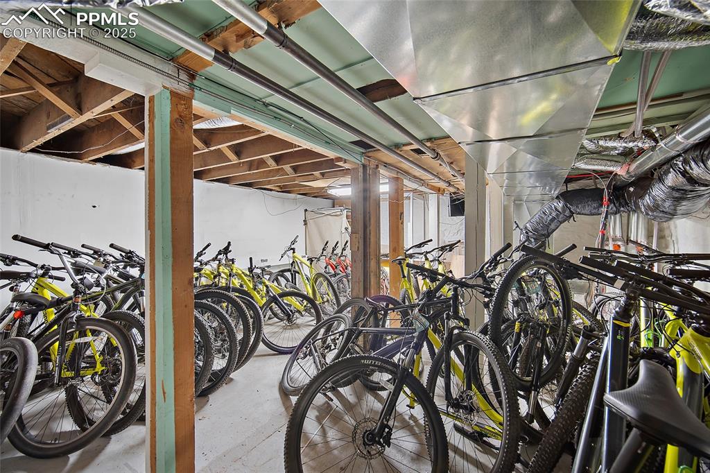 Image 17 of 50: Garage