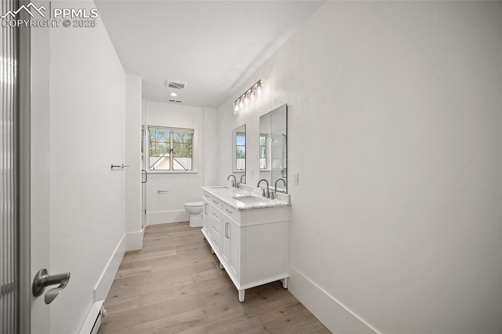 Image 21 of 50: Bathroom