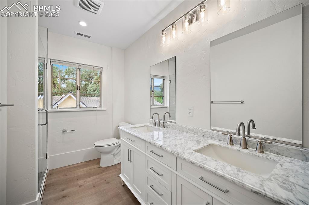 Image 22 of 50: Bathroom